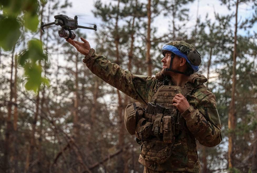 Ukrainalaissotilas laittoi liikkeelle kranaatilla varustetun droonin Donbasin rintamalla toukokuun lopussa.