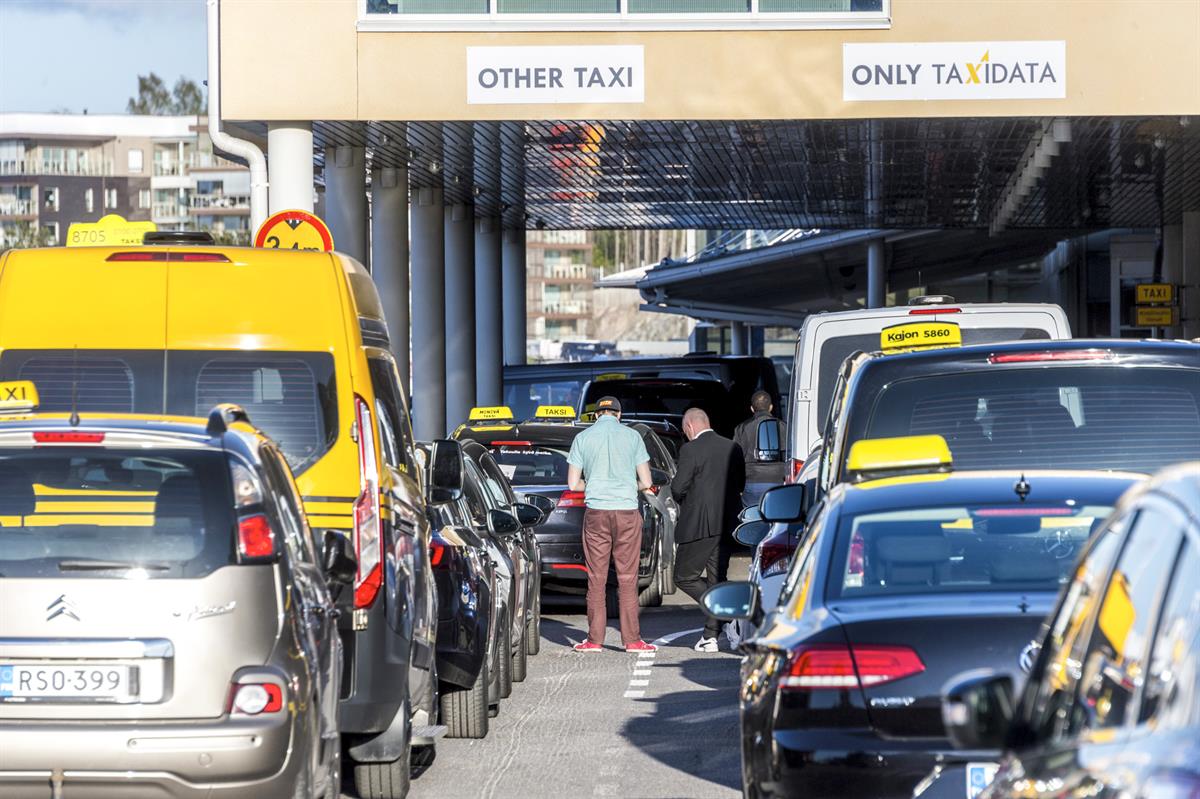 8. toukokuuta otetussa valokuvassa näkyy, kuinka Taxidatan autojen ja muiden taksien kaistat on eroteltu Viking Linen terminaalilla. 