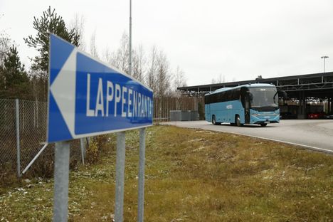 Nuijamaan rajanylityspisteelle saapuu turvapaikanhakijoita pyörillä Venäjältä. Sieltä heidät kuljetetaan Joutsenon vastaanottokeskukseen.