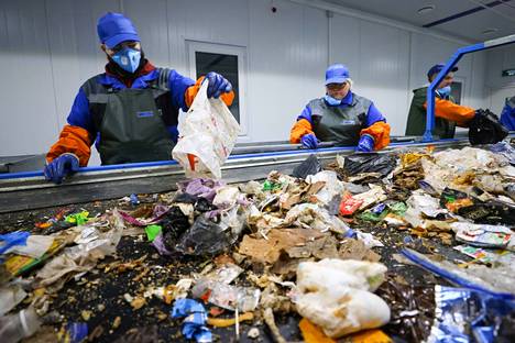 Volhonkan jätteenkäsittelylaitoksen työntekijät työssään. Pietarin ympäristössä on yhä edelleen hyvin vähän mitään jätteiden kierrätystä tai käsittelyä.