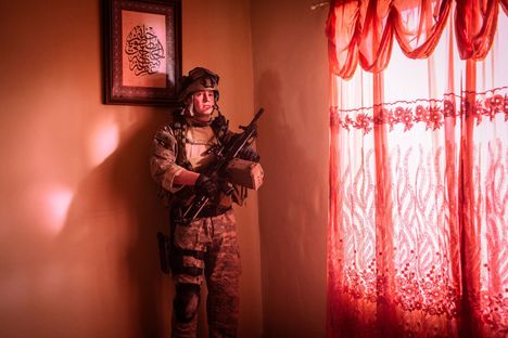 Warfare-elokuvan tapahtumapaikkana on muun muassa ramadilaisen asuintalon ylempi kerros. Talo ja sen sisustus rakennettiin tarkasti paikalla olleiden muistikuvien mukaiseksi.