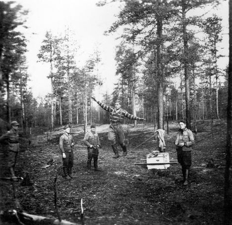 Lentojen välillä aikaa vietettiin usein erilaisen kuntoilun parissa. Kuvassa harrastetaan nuorallakävelyä ilmeisesti Värtsilässä. Klaus Alakoski seisoo oikealla.