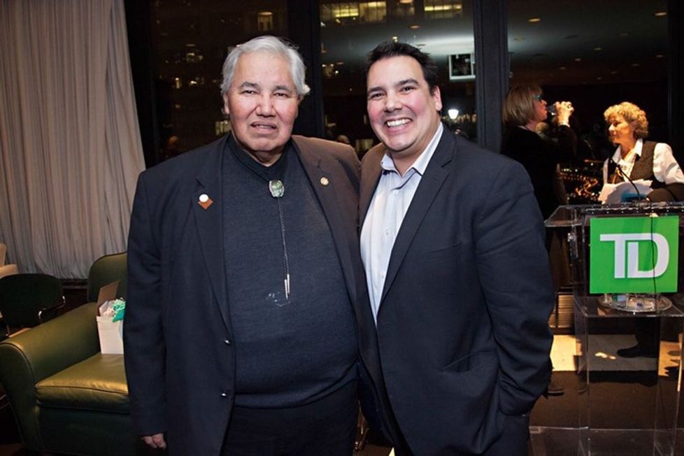 Sinclairin isä, lakimies Murray Sinclair (vas.), toimi Kanadan totuuskomission puheenjohtajana vuosina 2009–2015. Totuuskomissio tuomitsi koulukodit kulttuuriseksi kansanmurhaksi.