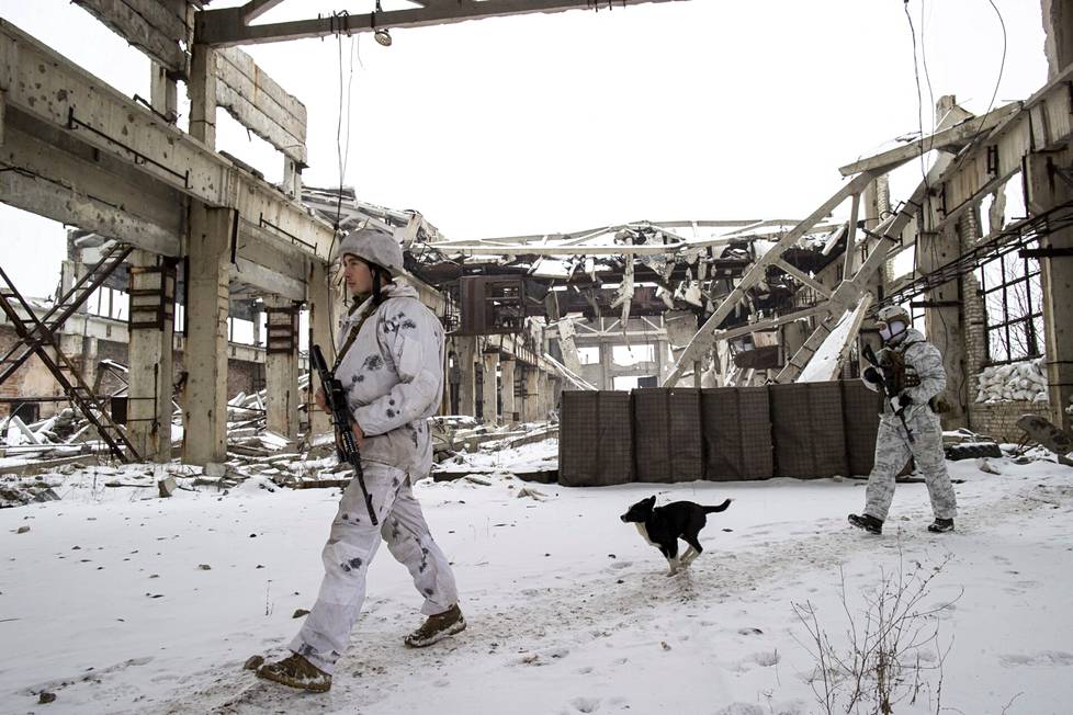 Ukrainan armeijan sotilaita tehtaan raunioissa. Tehdas tuhoutui tykistötulessa Avdiivkan taistelussa vuonna 2015.