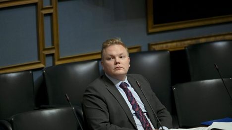 Tiede- ja kulttuuriministeri Antti Kurvisen (kesk) kohtelu Veikkaus-asiassa sapettaa keskustaväkeä.