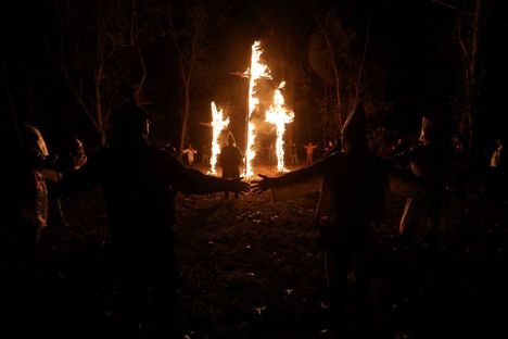 Valkoisten ylivaltaa ajavan Ku Klux Klan -järjestön ristit paloivat Yanceyvillen pikkukaupungin yössä Pohjois-Carolinassa marraskuussa 2017.