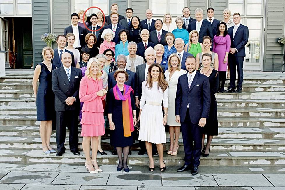 Waleed Ahmed (ylhäällä vasemmalla) ryhmäkuvassa arvovieraiden kanssa. Edessä seisomassa muun muassa YK:n pääsihteeri Kofi Annan, mediapohatta Ted Turner, Jordanian kuningatar Rania sekä Norjan kruununprinssi Haakon.
