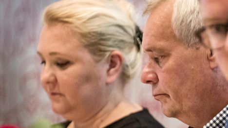 Kansanedustaja Suna Kymäläinen (vasemmalla) päätyi samaan kuvaan Antti Rinteen (sd) kanssa SDP:n eduskuntaryhmän kesäkokouksessa Kouvolassa.