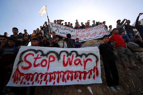 Gazan pohjoisosassa Beit Lahiassa osoitettiin mieltä Hamasia vastaan viime maaliskuussa.