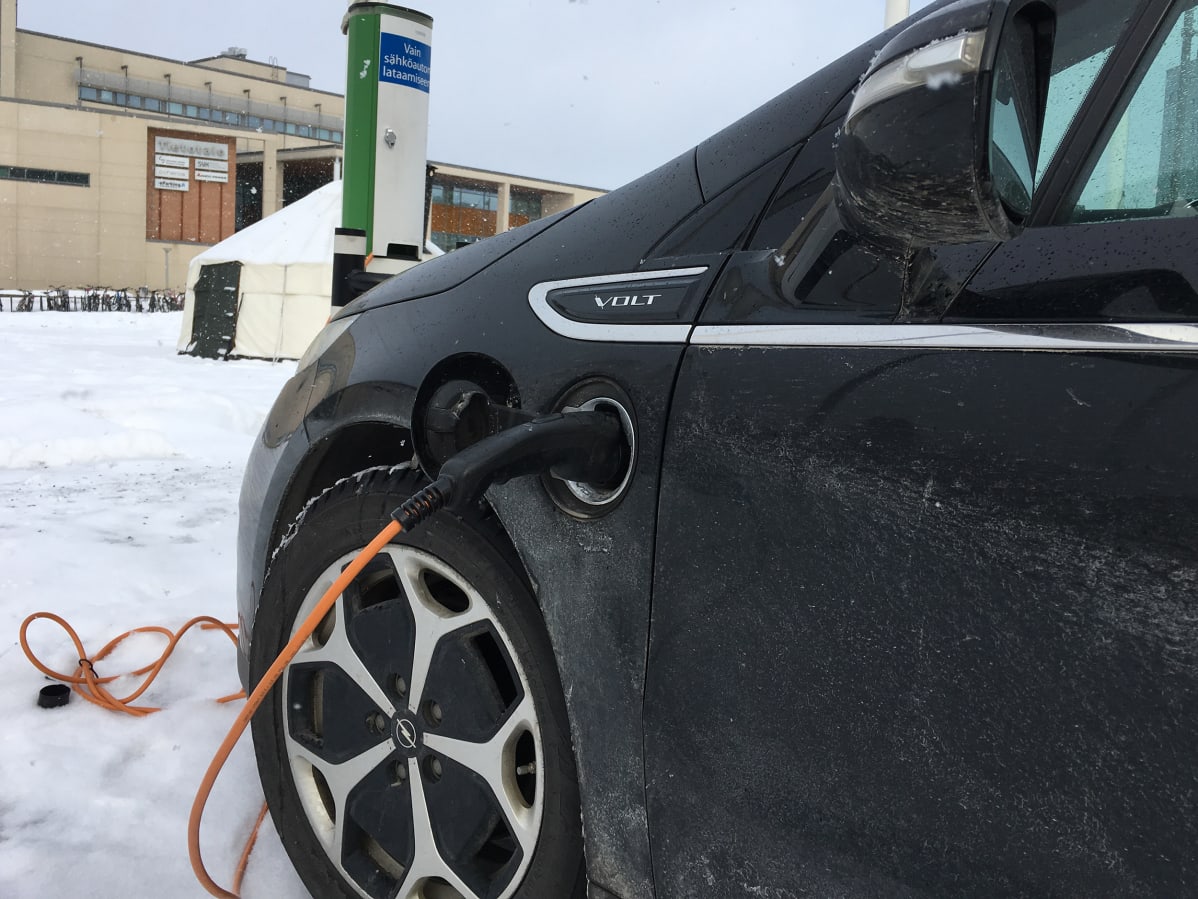 Sähköauto latauksessa