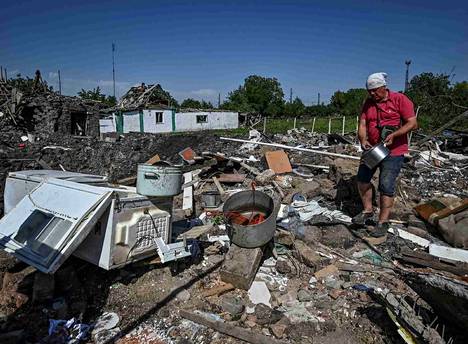 Mies keräsi tavaroita Venäjän iskussa tuhoutuneen talonsa raunioista Tšaplynessä torstaina.