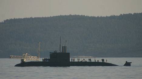 Sukellusvene Venäjän aluevesillä Suursaaren edustalla kuvattuna vuonna 2006.