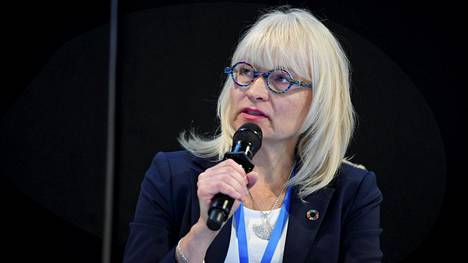 Sosiaali- ja terveysministeriön ylijohtaja Päivi Sillanaukee kertoi maanantaina, että hoivakotien hoitajille aletaan tuottaa kankaisia hengityssuojaimia.