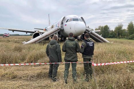 Sotšista Omskiin matkalla ollut venäläisen Ural Airlinesin Airbus A320 -matkustajakone teki pakkolaskun Novosibirskin alueelle syyskuussa. 