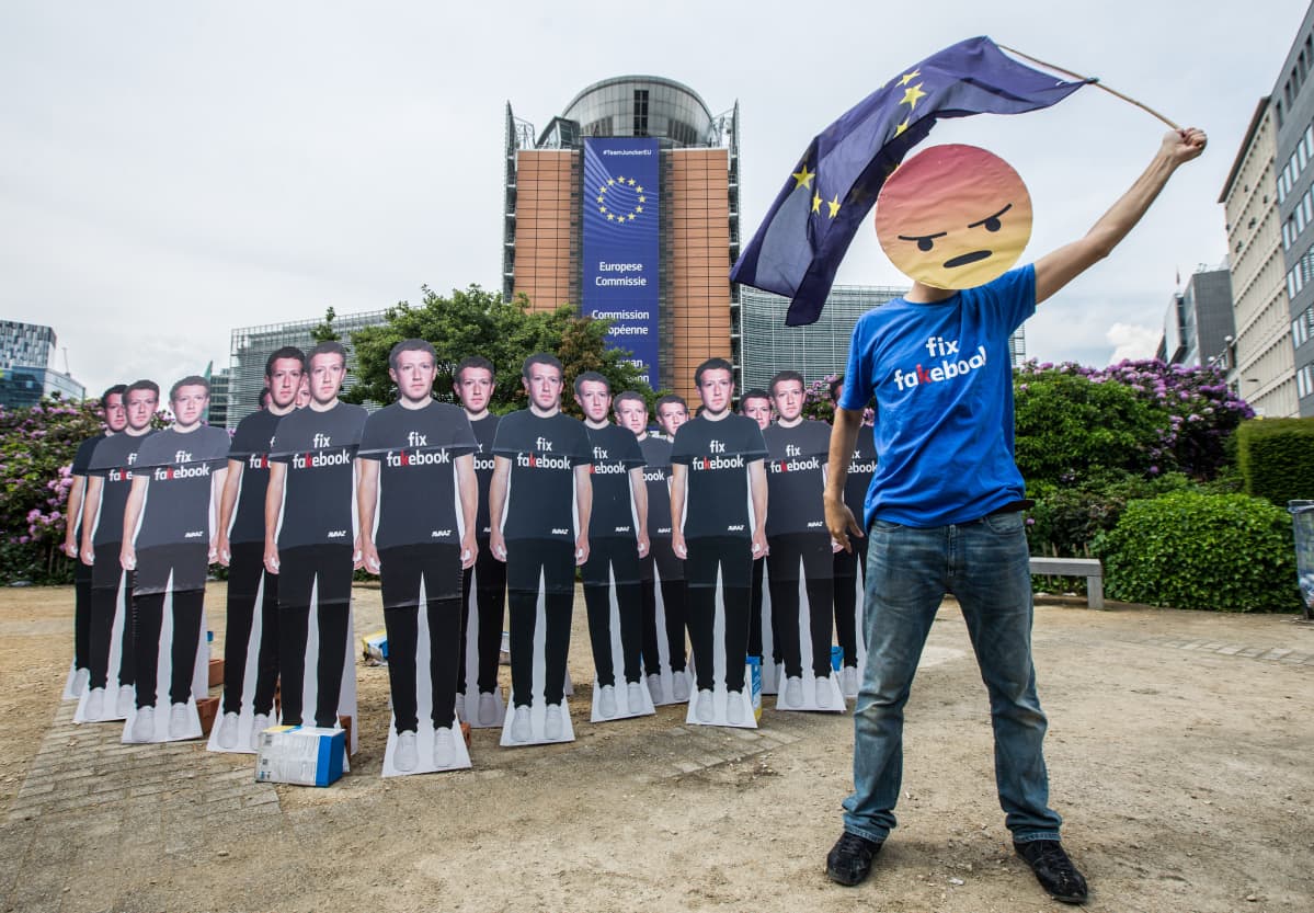 Viime vuoden toukokuussa EU-johtajat tivasivat Facebookin perustajalta Mark Zuckerbergilta Brysselissä, miten yhtiö aikoo suitsia valeuutisten levittämistä.