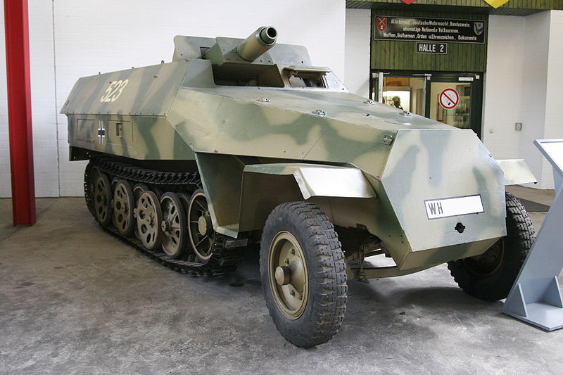 800px-SdKfz251-9.jpg