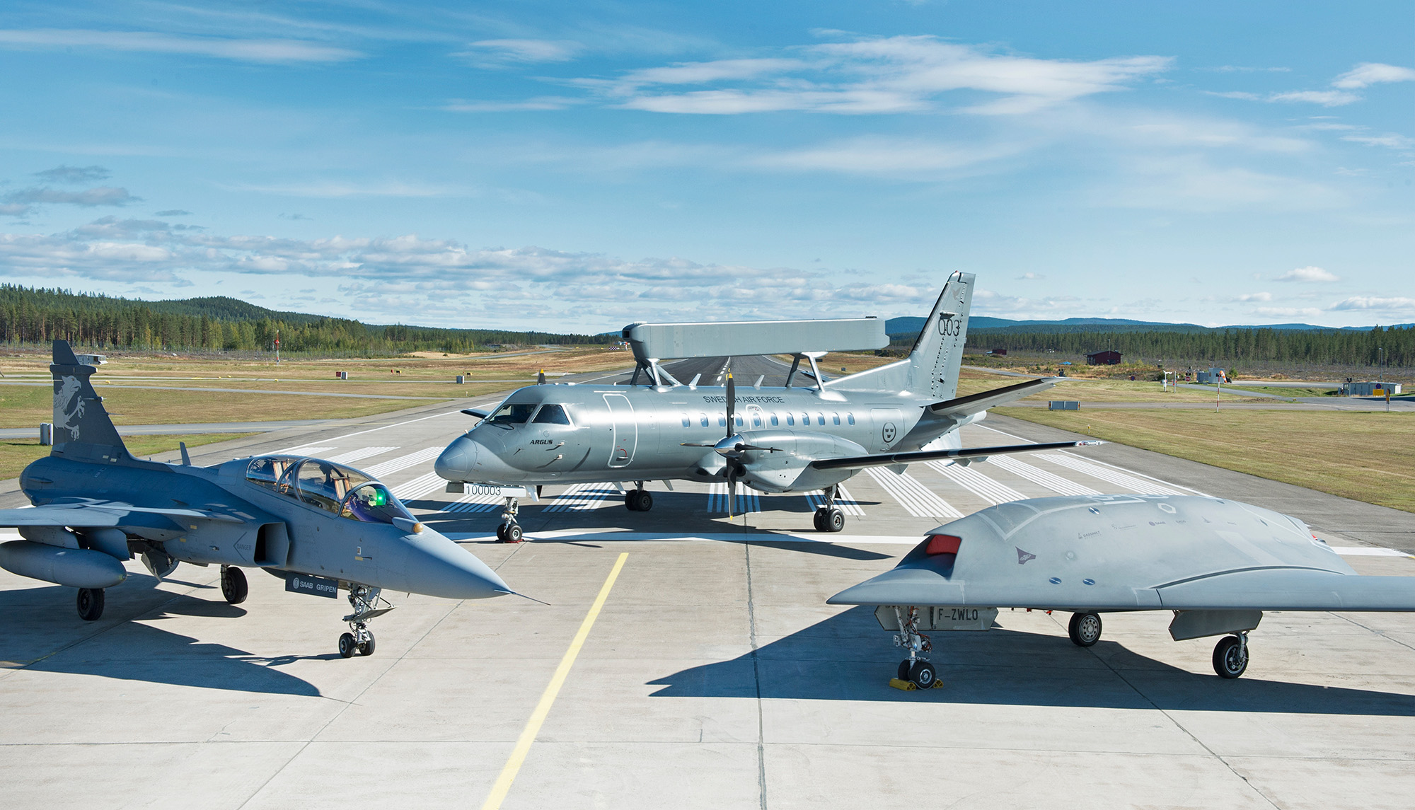 Gripen-39-7-com-Saab-340-AEW-e-UCAV-Neuron.jpg