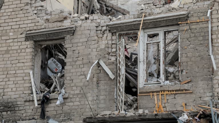 Venäjän tykkien tuhoama asuintalo Hersonissa.