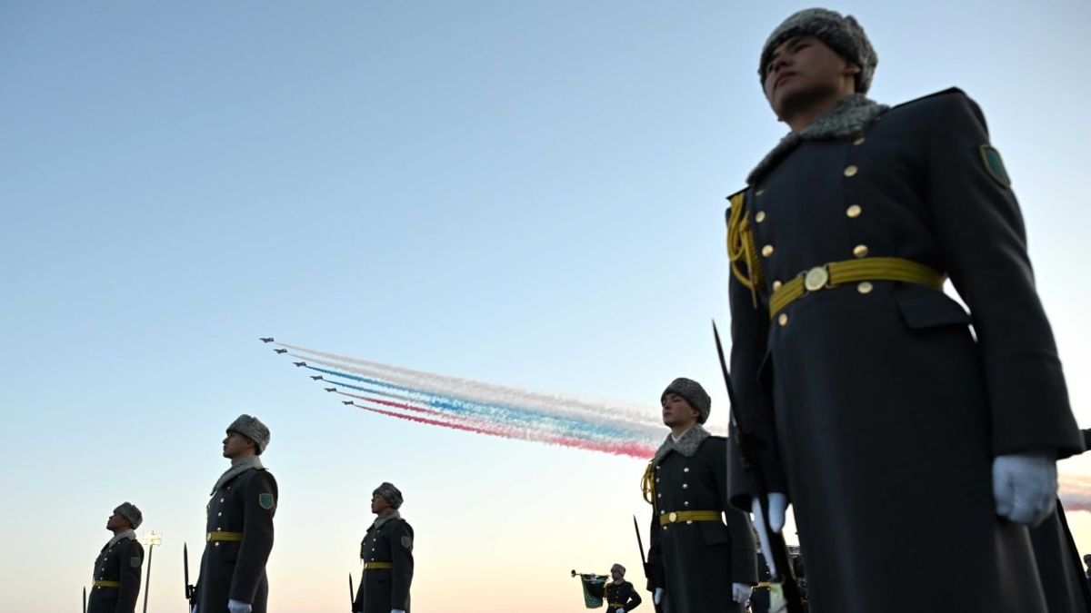 A group of planes fly over Putin's meeting, November 2024