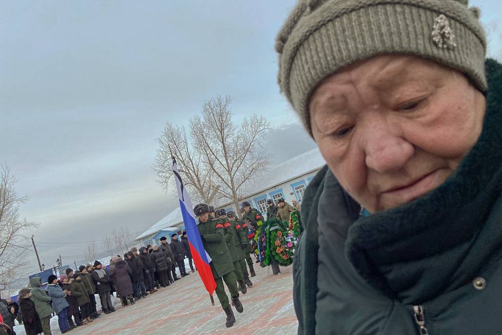 Ukrainassa kuolleelle sotilaalle järjestettiin sotilashautajaiset, joissa arkku oli peitetty Venäjän lipulla ja ammuttiin kunnialaukaukset.