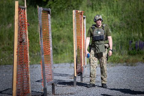 Omia varusteita Raitanen on käyttänyt ampumaharrastuksessa, kertausharjoituksissa ja kriisinhallintaoperaatioissa. Aseille käyttöä löytyy ainakin rauhan aikana vain ampumaradalla.