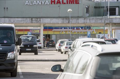 Puhoksen ostoskeskuksen parkkipaikalla oli paljon autoja tiistaina.