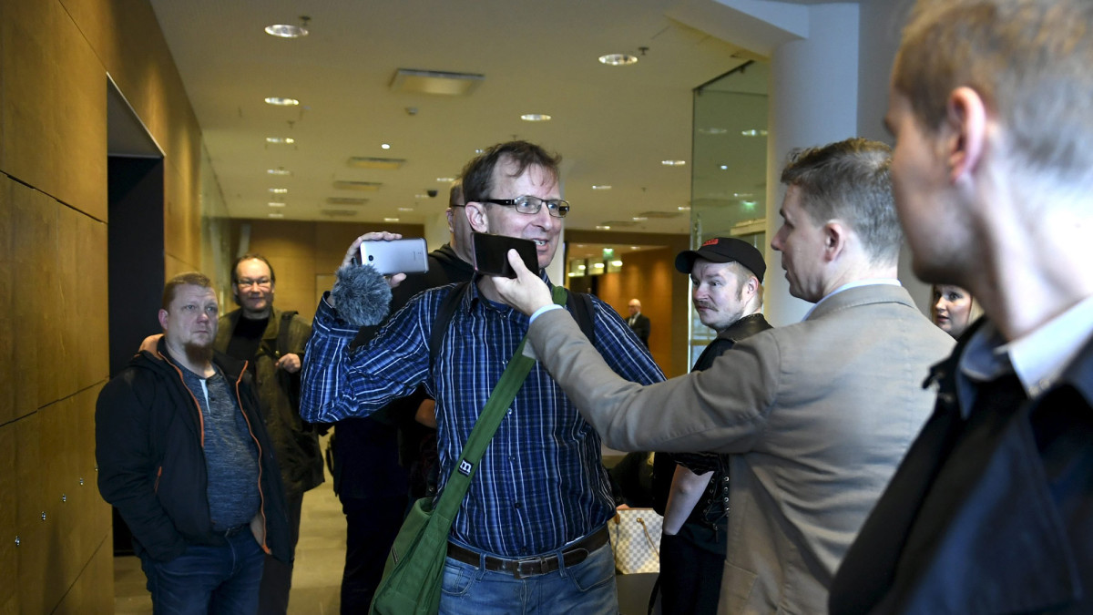 Dosentti Oula Silvennoisen (selin) ja Panu Huuhtasen välillä syntyi erimielisyyttä hovioikeuden aulassa ennen toimittaja Jessikka Aron vainoamis- ja kunnianloukkauskokonaisuuden käsittelyä hovioikeudessa Helsingissä 21. lokakuuta 2019.