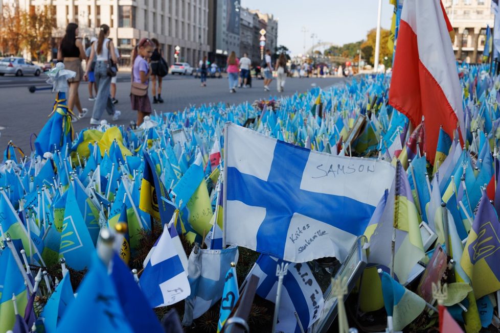 Kiovan Maidan-aukion lippumeressä on myös Suomen lippuja kaatuneiden suomalaisten vapaaehtoistaistelijoiden muistolle.