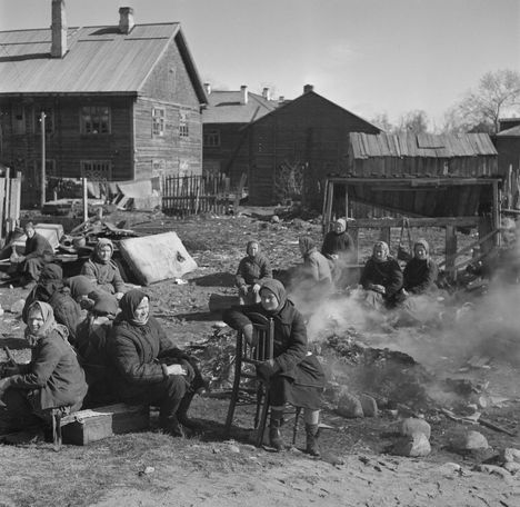 Venäläisnaisia aamiaisella vankileirillä Äänislinnassa eli Petroskoissa huhtikuussa 1942.