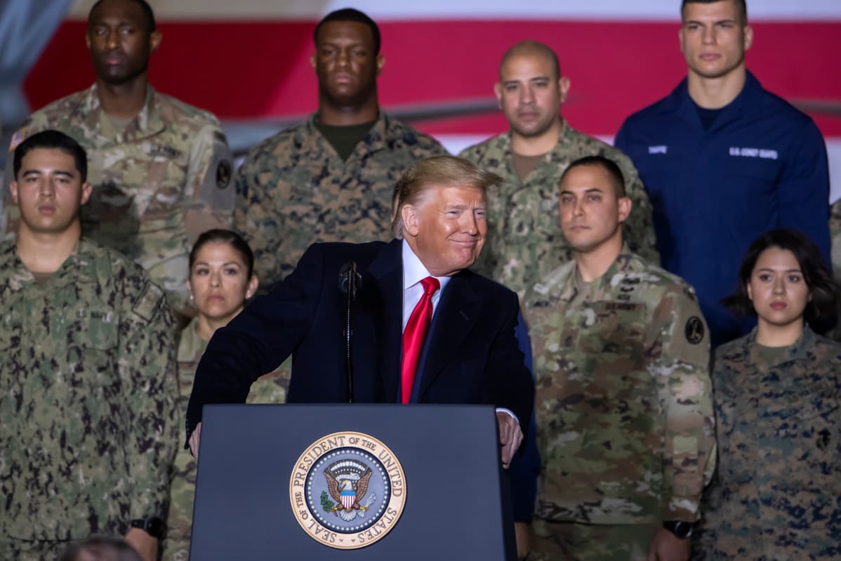 Trump pitää puhetta sotilastukikohdassa