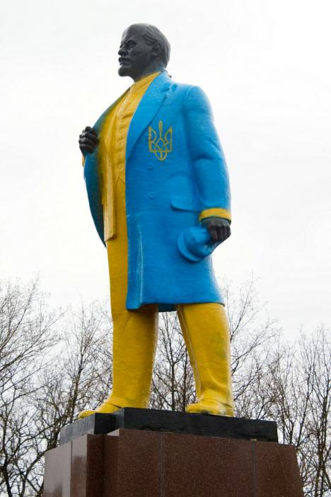 Ukrainassa Nikopolin keskustassa seisova Lenin maalattiin Ukrainan lipun väreillä 2014. 
