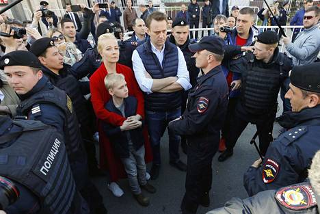 Aleksei Navalnyi osallistuu toukokuussa 2017 perheensä kanssa Moskovassa mielenosoitukseen, jossa vastustetaan vanhojan talojen purkamista.