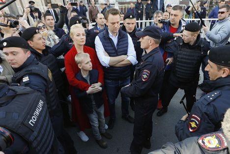 Aleksei Navalnyi osallistuu toukokuussa 2017 perheensä kanssa Moskovassa mielenosoitukseen, jossa vastustetaan vanhojan talojen purkamista.