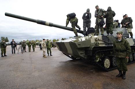 Vierailijat tutustuivat Sprut-SD-panssarivaunuun Kaukjärven sotilasalueella järjestetyssä kalustonäytöksessä vuonna 2011.