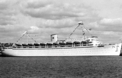 Wilhelm Gustloff rakennettiin risteilijäksi, mutta se toimi sodan aikana muun muassa sairaala-aluksena. Laivan sota-aikainen väritys oli harmaa.