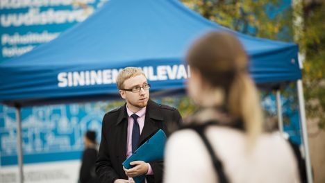 –Joissain viesteissä toistuivat samat sanat, Elo sanoo. Hän tulkitsee, että sinisten kansanedustajat haluttiin lamauttaa yhtäkkisellä ja suunnitelmallisesti järjestetyllä viestitulvalla.