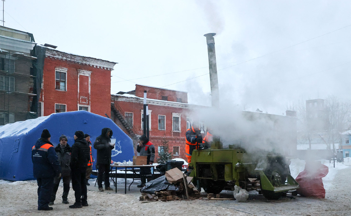                     A field kitchen at a heating point in Podolsk.                                         Sergei Petrov / NEWS.ru / TASS                