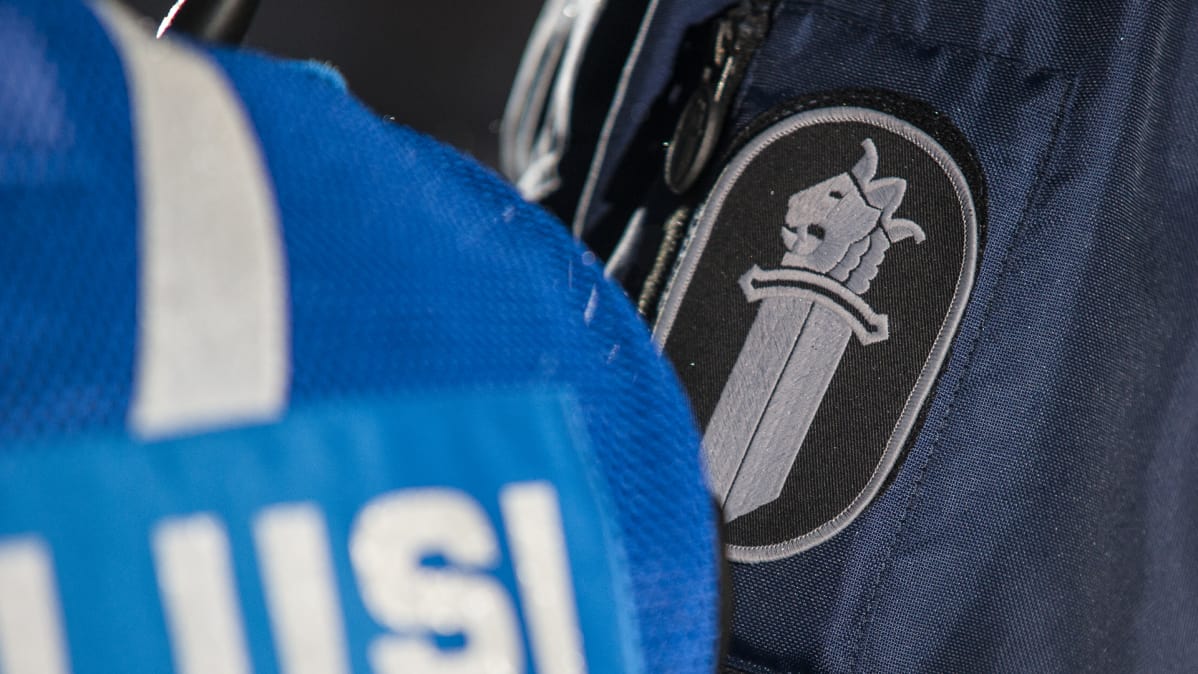 Kaksi poliisia.