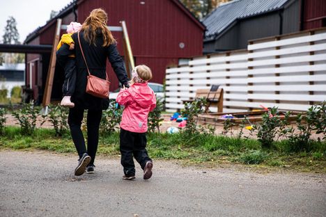 Äiti ja lapset matkalla päiväkotiin.