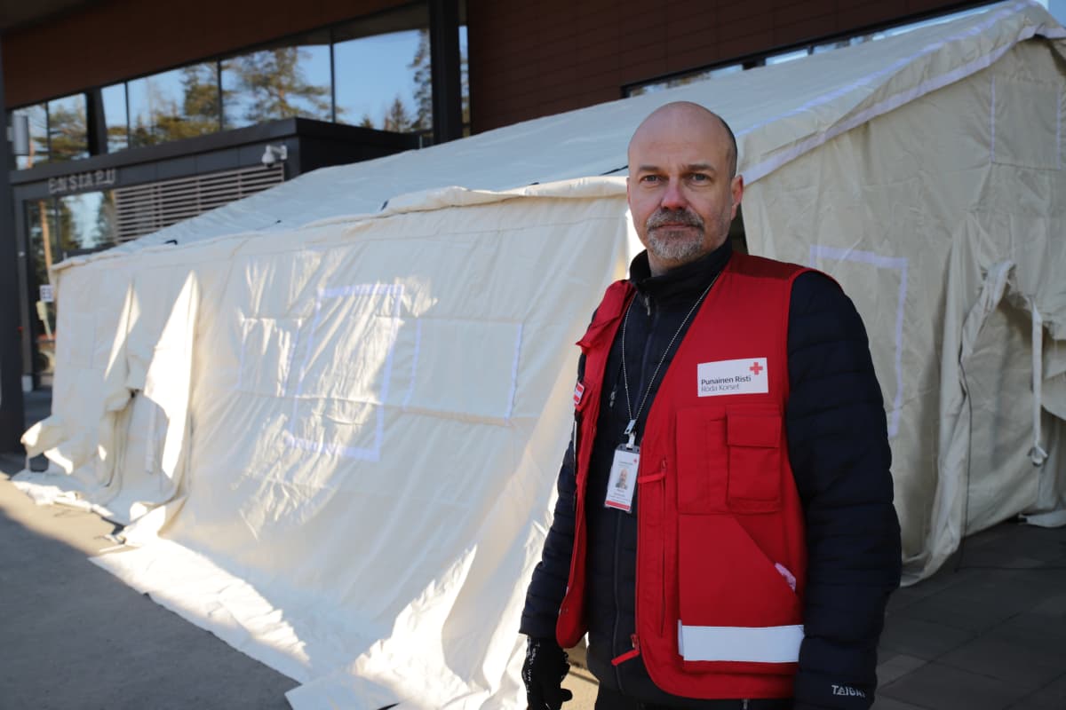 Suomen PUnaisen Ristin koordinaattori Marko Korhonen seisoo teltan edessä.