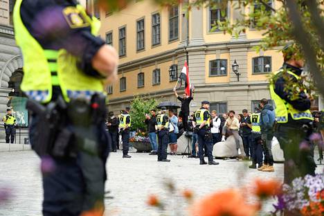 Poliisit valvovat mielenosoittajia Mynttorget-aukiolla Tukholmassa, Ruotsissa 31. heinäkuuta 2023. 