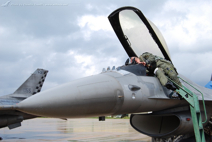 italian-f16-40000hrs_6.jpg