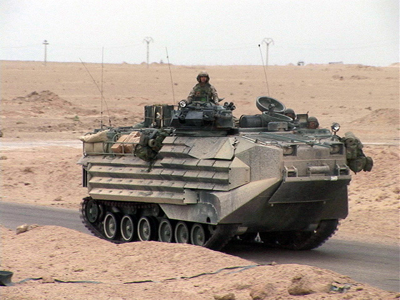 USMarines_AAV_Iraq_apr_2004_116_hires.jpg