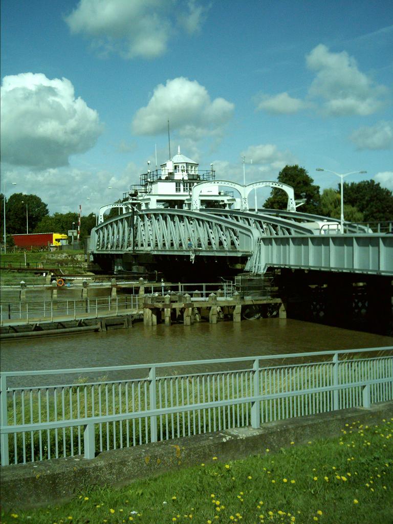 Crosskeys_Bridge_Sutton_Bridge_Lincolnshire.JPG