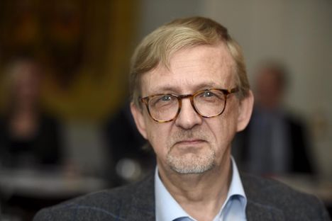 Valtio-opin professori Ilkka Ruostetsaari arvioi, että keskusta voi jopa muuttaa kantaansa palautettavista.