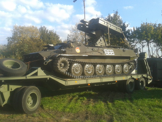 russischer-kettenpanzer-flugab-militaerfahrzeug-378190-29020581_gallery.jpg