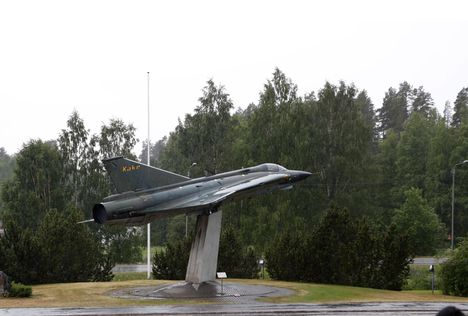 Rikokset tapahtuivat Ilmavoimien harjoituksessa Jämsän Hallissa. Patsas hallissa.