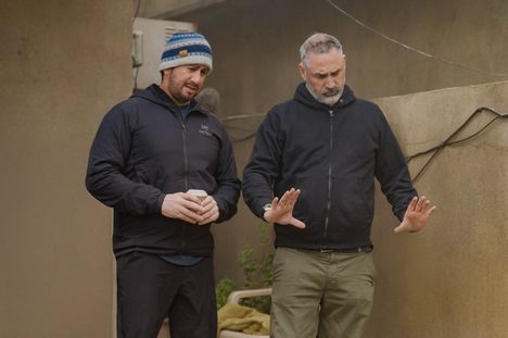 Warfare-elokuvan ohjaaja-käsikirjoittajat Ray Mendoza (vas.) ja Alex Garland. Mendoza on itse Irakin sodan veteraani.