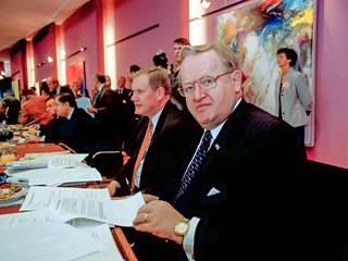 Ysärin kovin kaksikko Suomen ulkopolitiikassa olivat pääministeri Paavo Lipponen (sd, vasemmalla) ja presidentti Martti Ahtisaari (sd). Tässä he istuvat pohtimassa EU:n uudistamista ns. HVK-valtuuskunnassa 1997.