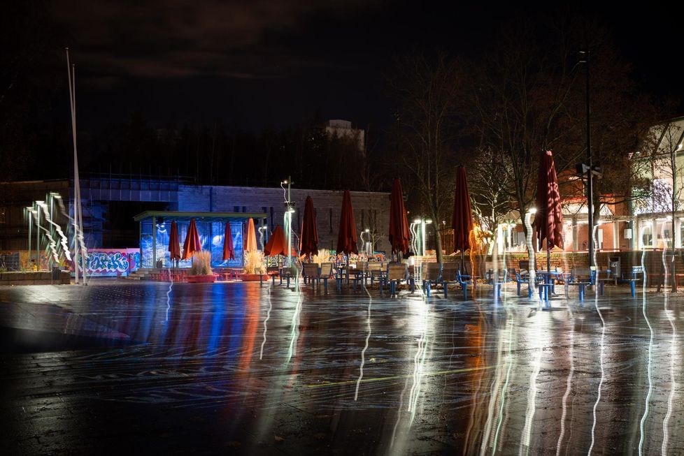 Osassa Helsinkiä ei pimeään aikaan enää ole turvallista kaikille nuorille. Se johtuu poliisin ja jalkautuvaa nuorisotyötä tekevien mukaan siitä, ettei osa kaduilla aikaansa viettävistä nuorista enää kaihda väkivaltaakaan saadakseen haluamaansa omaisuutta toiselta nuorelta. Kuvassa Puhos Itäkeskuksessa.